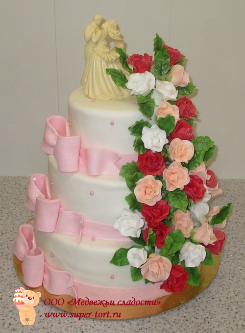 Свадебный торт с гирляндой роз